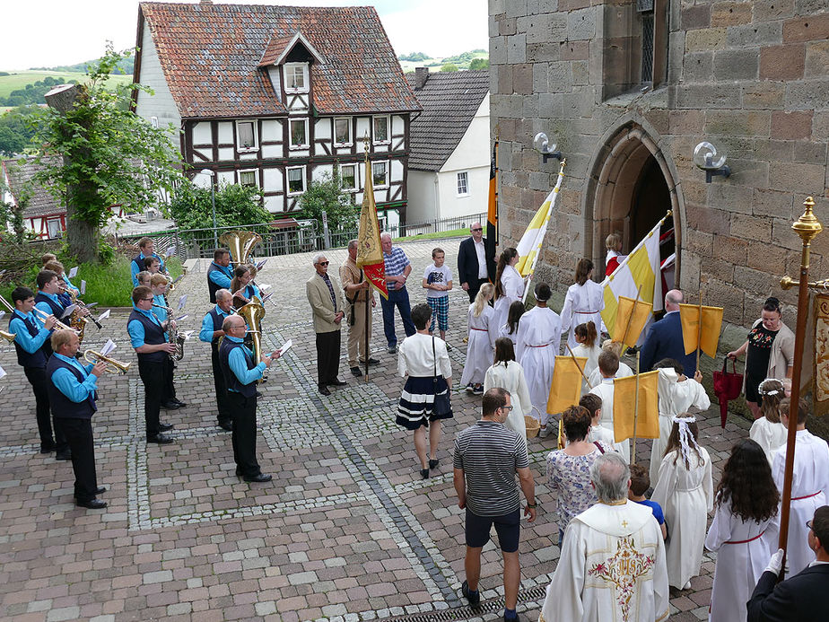 Fronleichnamsprozession durch die Straßen von Naumburg (Foto: Karl-Franz Thiede)